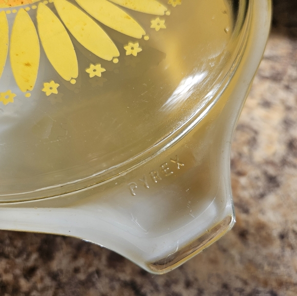 Pyrex Sunflower Casserole Dish - Picture 7 of 7